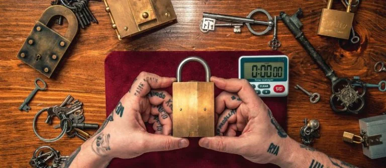 Avanzando hacia la victoria: Cómo superar los candados en los escape rooms