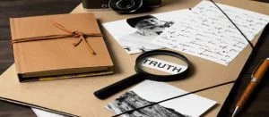 Mesa de investigador con papeles y una lupa